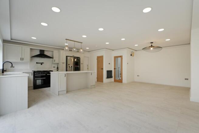 4 bed Detached to rent Image 8