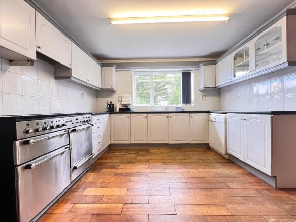 FITTED KITCHEN