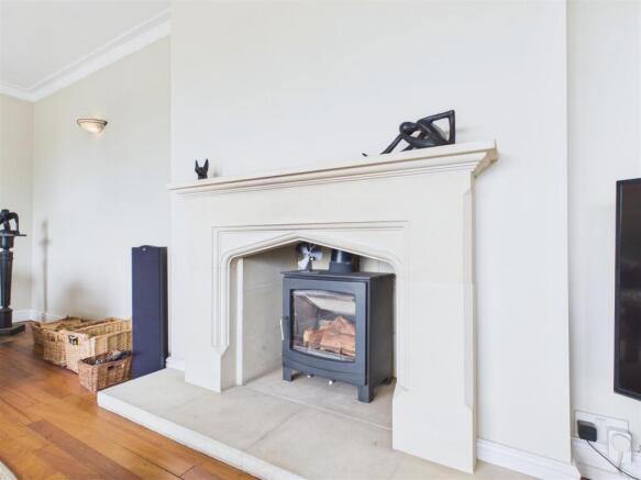 5 bed Detached for sale Image 9
