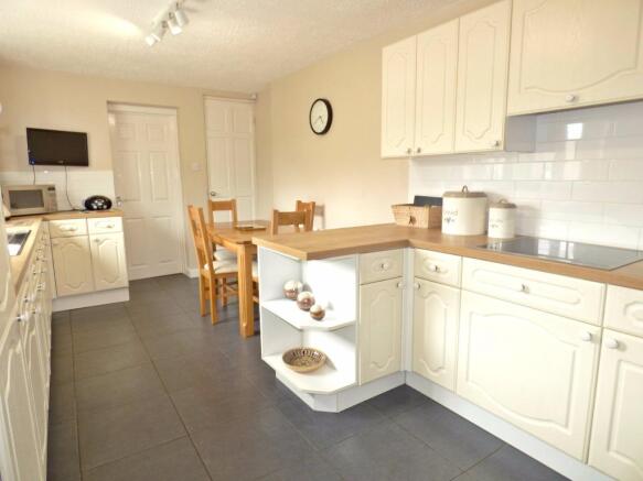 Kitchen & dining room