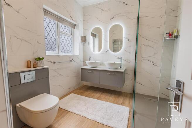 EN SUITE SHOWER ROOM