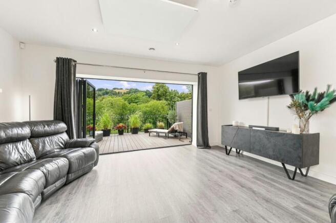 4 bed Town House for sale Image 5