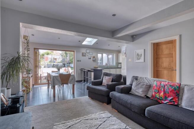 Kitchen / Lounge ...