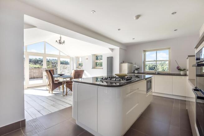 4 bed House to rent Image 2