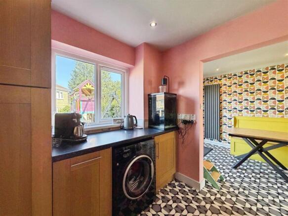 4 bed Semi-Detached for sale Image 9