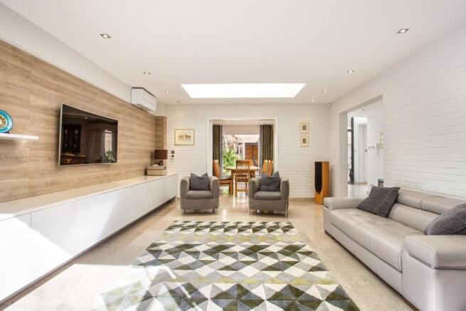 17 Langton Way, B...