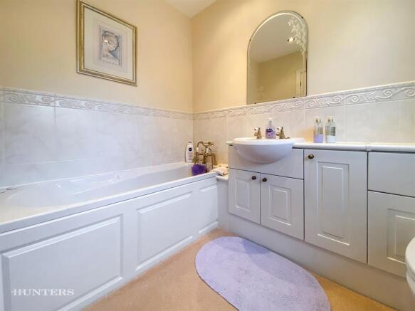 Master En-suite Bathroom