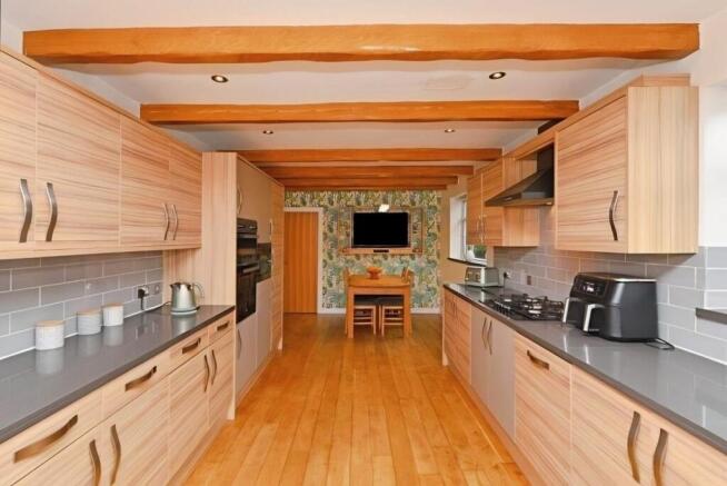 5 bed Detached for sale Image 9