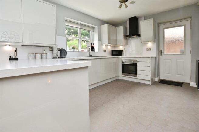 3 bed Semi-Detached for sale Image 7