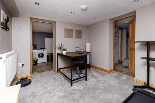 4 bed Semi-Detached for sale Image 11