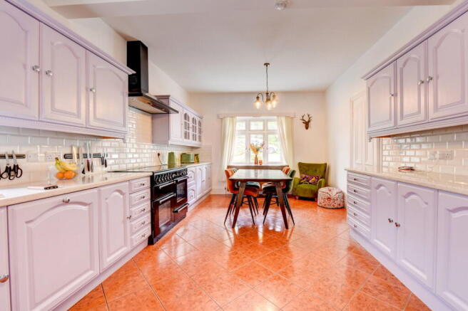 5 bed Detached for sale Image 8