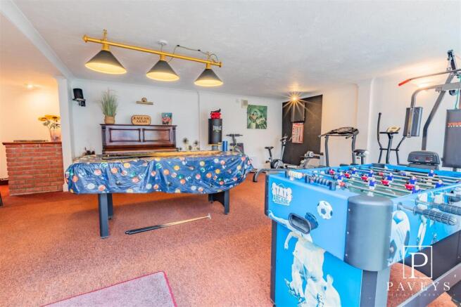 GAMES ROOM & BAR