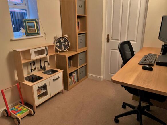 32 Claypole Mead, Chippenham - 93.jpg