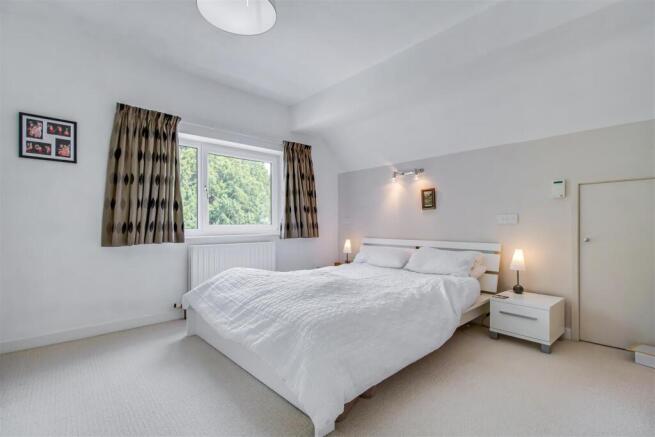 5 bed Detached for sale Image 10