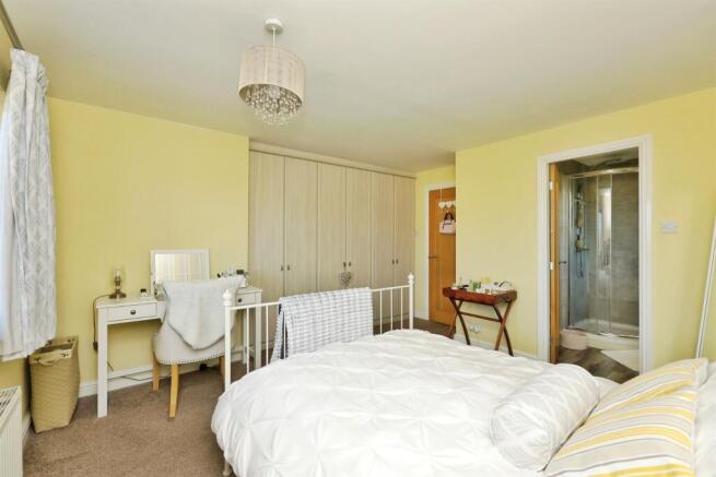 5 bed Detached for sale Image 8