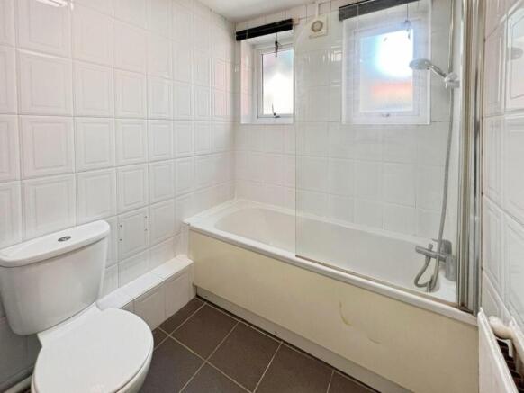4 bed House for sale Image 6