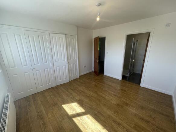 4 bed Link Detached House to rent Image 5