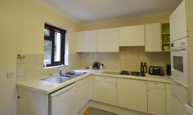 4 Kitchen.jpg