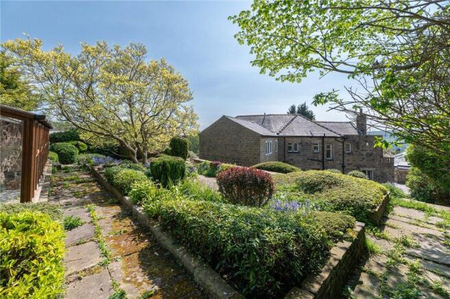 5 bed Detached for sale Image 11