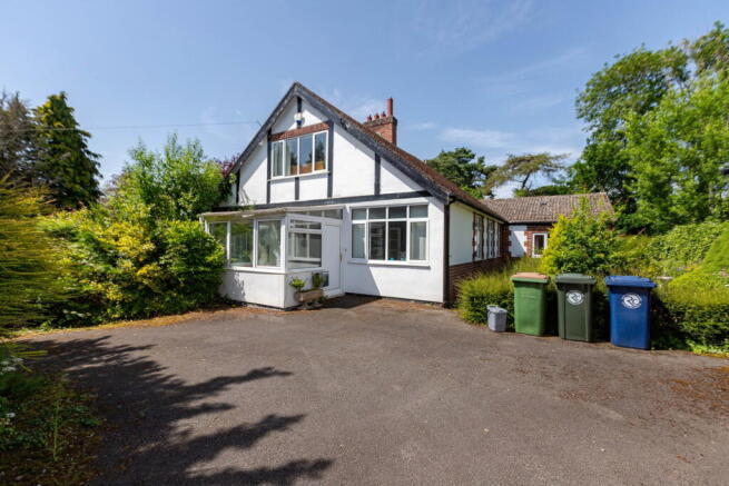 5 bed Detached for sale Image 7
