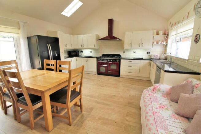 KITCHEN FAMILY ROOM