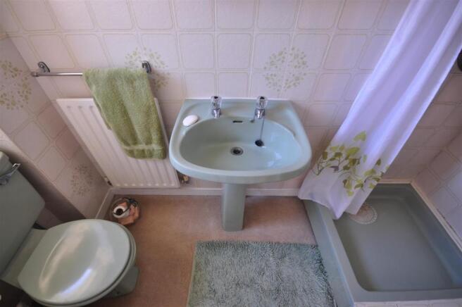 EN-SUITE SHOWER ROOM