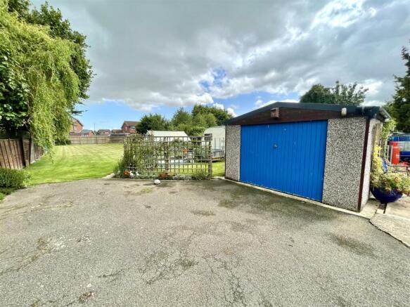 SINGLE GARAGE :