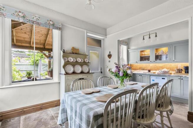 6 bed House for sale Image 11