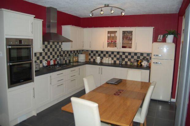 KITCHEN / DINING ROOM