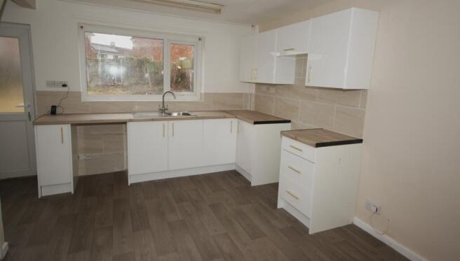 2 bed Semi-Detached to rent Image 4