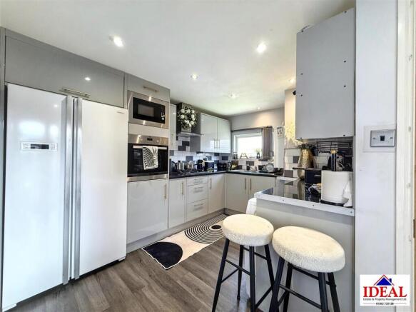 3 bed Semi-Detached for sale Image 6