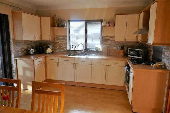 KITCHEN/LIVING ROOM