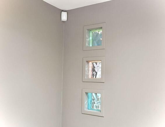 GLASS FEATURE