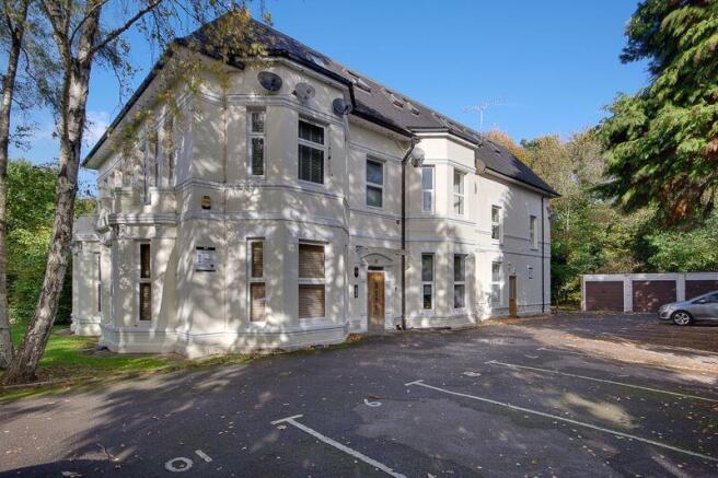 2 Dbl Bed - Garage - Allocated Parking - Meriton Court, Bmth photo 4