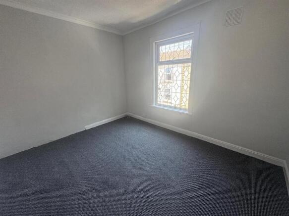 2 bed Terraced to rent Image 4