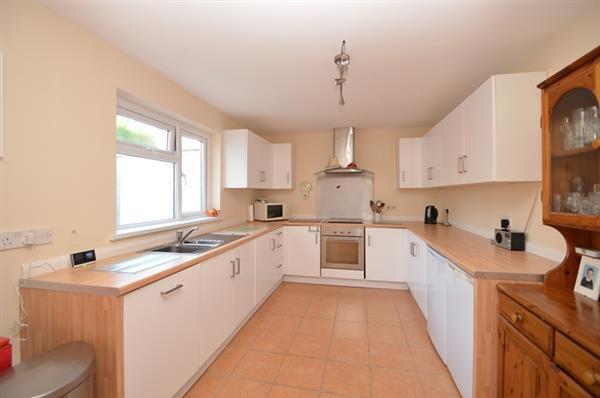 KITCHEN/BREAKFAST