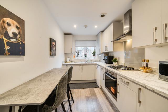 Woodside Close, Bagshot photo 4