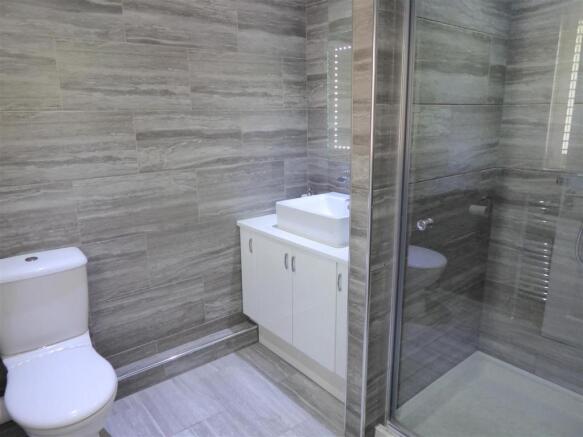 EN SUITE SHOWER ROOM/WC