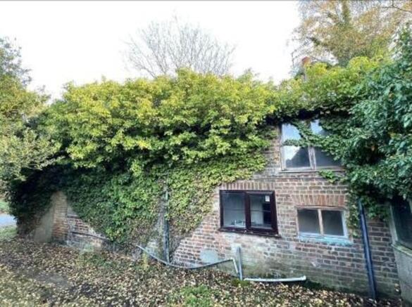 TOTTENHILL - Renovation/Redevlopment Opportunity (STP) on 1/4 acre photo 4