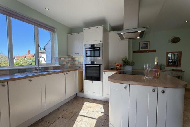 5 bed Detached for sale Image 7