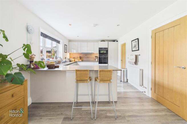 4 bed Detached for sale Image 8