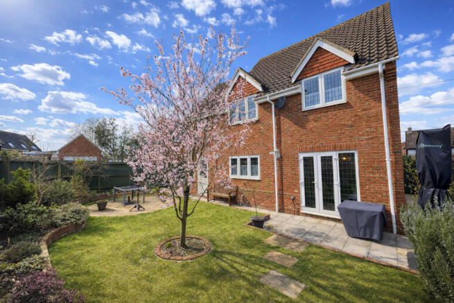 Suburban garden w...