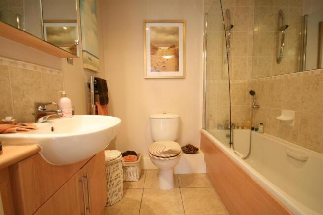 PRINCIPAL BATHROOM/WC