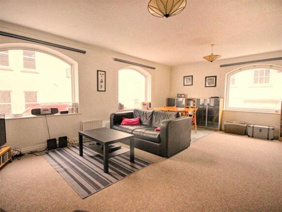 LIVING/DINING ROOM