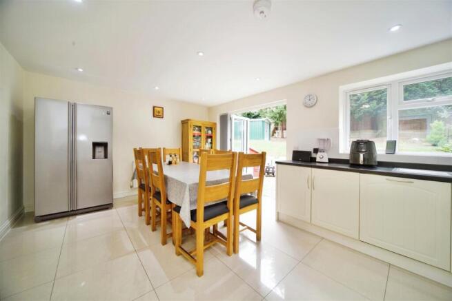 KITCHEN/DINING ROOM (PIC 2)
