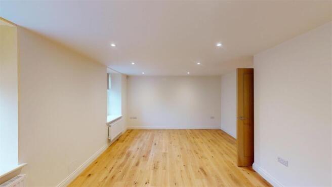 4 bed Mews to rent Image 5