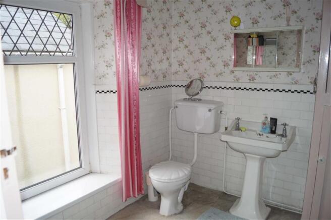 FAMILY BATHROOM