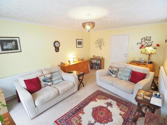 Bright & Airy Lounge 948