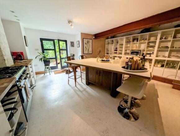 5 bed Semi-Detached to rent Image 4