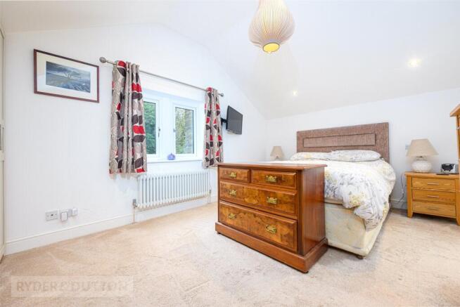 5 bed Detached for sale Image 12